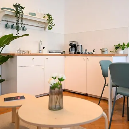 Modern Calea Victoriei 1br Apt: Explore Bukarest