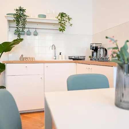 Modern Calea Victoriei 1br Apt: Explore Lägenhet Bukarest