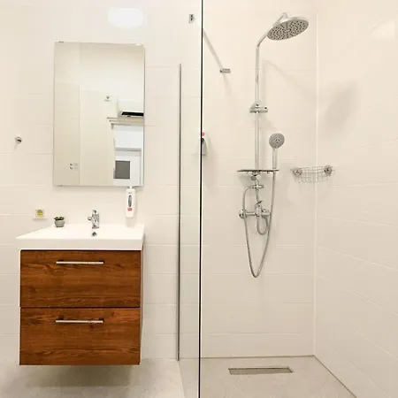 Modern Calea Victoriei 1br Apt: Explore Bucharest