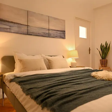 Modern Calea Victoriei 1br Apt: Explore Lägenhet