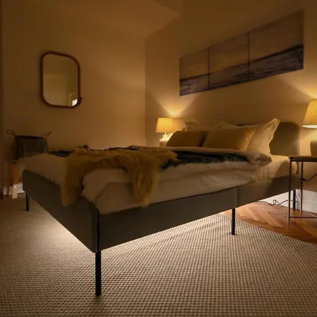 Modern Calea Victoriei 1br Apt: Explore Lägenhet Bukarest